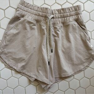 New Vuori Women's Athletic Shorts in Tan size small